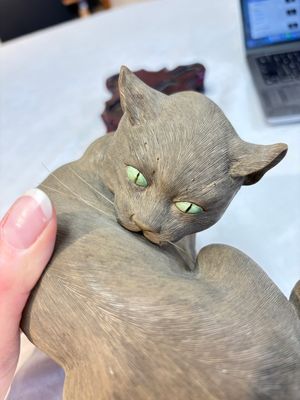 A Chinese Shiwan stoneware cat on a wooden stand, 20th C. — 照片 8