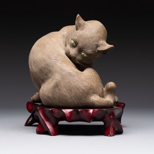 A Chinese Shiwan stoneware cat on a wooden stand, 20th C. — 照片 1