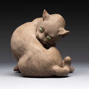 A Chinese Shiwan stoneware cat on a wooden stand, 20th C. — 照片 2