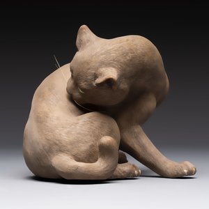 A Chinese Shiwan stoneware cat on a wooden stand, 20th C. — 照片 3