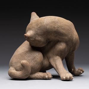 A Chinese Shiwan stoneware cat on a wooden stand, 20th C. — 照片 4