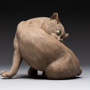 A Chinese Shiwan stoneware cat on a wooden stand, 20th C. — 照片 6