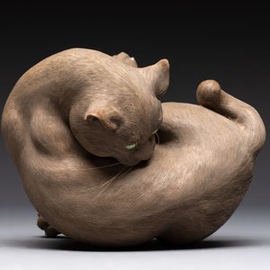 A Chinese Shiwan stoneware cat on a wooden stand, 20th C. — 照片 7