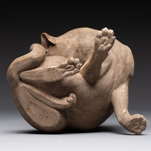 A Chinese Shiwan stoneware cat on a wooden stand, 20th C. — 照片 8