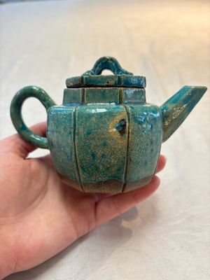 A Chinese Shiwan turquoise-glazed octagonal teapot and cover, seal mark, 18th C. — foto 1
