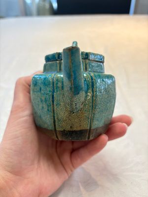 A Chinese Shiwan turquoise-glazed octagonal teapot and cover, seal mark, 18th C. — foto 2