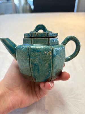 A Chinese Shiwan turquoise-glazed octagonal teapot and cover, seal mark, 18th C. — foto 3