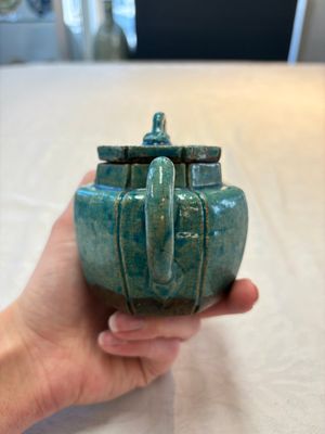 A Chinese Shiwan turquoise-glazed octagonal teapot and cover, seal mark, 18th C. — foto 4