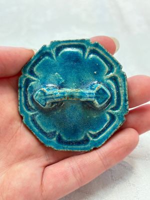 A Chinese Shiwan turquoise-glazed octagonal teapot and cover, seal mark, 18th C. — foto 5