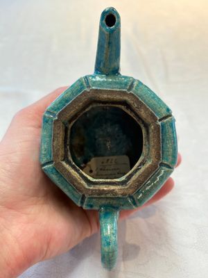 A Chinese Shiwan turquoise-glazed octagonal teapot and cover, seal mark, 18th C. — foto 7