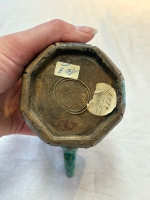 A Chinese Shiwan turquoise-glazed octagonal teapot and cover, seal mark, 18th C. — foto 8