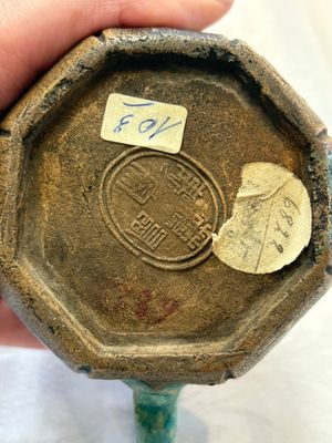 A Chinese Shiwan turquoise-glazed octagonal teapot and cover, seal mark, 18th C. — foto 9