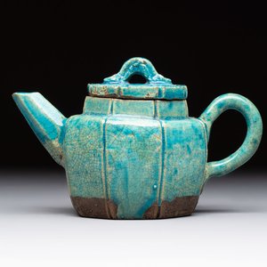 A Chinese Shiwan turquoise-glazed octagonal teapot and cover, seal mark, 18th C. — foto 1