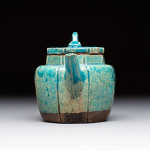 A Chinese Shiwan turquoise-glazed octagonal teapot and cover, seal mark, 18th C. — foto 2