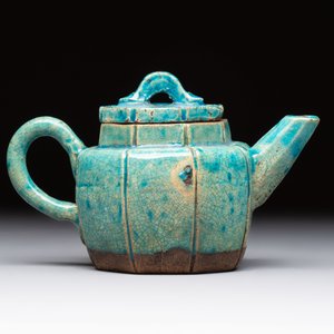 A Chinese Shiwan turquoise-glazed octagonal teapot and cover, seal mark, 18th C. — foto 3