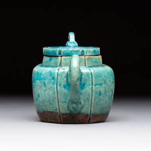 A Chinese Shiwan turquoise-glazed octagonal teapot and cover, seal mark, 18th C. — foto 4