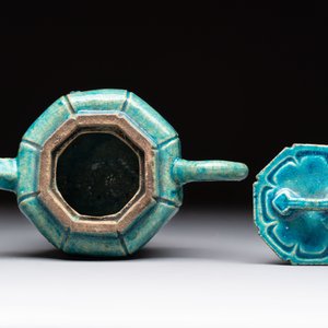 A Chinese Shiwan turquoise-glazed octagonal teapot and cover, seal mark, 18th C. — foto 5