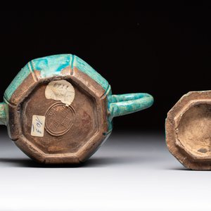 A Chinese Shiwan turquoise-glazed octagonal teapot and cover, seal mark, 18th C. — foto 6