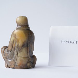 A Chinese Shoushan soapstone figure of a bearded elder, 18th C. — 照片 10