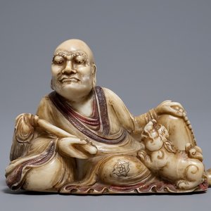 A Chinese Shoushan soapstone figure of a Luohan, 18/19th C. — 照片 1