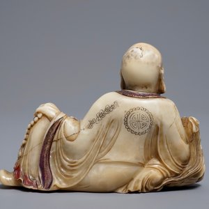 A Chinese Shoushan soapstone figure of a Luohan, 18/19th C. — 照片 3