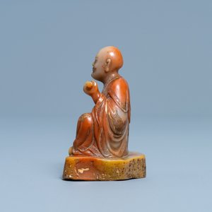 A Chinese Shoushan soapstone figure of a Luohan, signed Yu Xuan, 17/18th C. — 照片 2