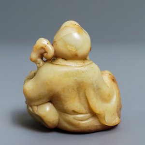 A Chinese Shoushan soapstone figure of Buddha with a ruyi scepter, 18/19th C. — photo 3