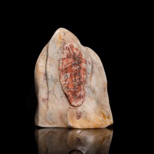 A Chinese Shoushan soapstone seal group depicting figures beneath a mountain, 19th C. — 照片 3