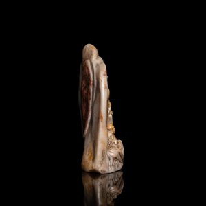 A Chinese Shoushan soapstone seal group depicting figures beneath a mountain, 19th C. — 照片 6