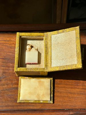 A Chinese shoushan stone 'Changchun Jushi 長春居士' seal with its original case, 18th C. — 照片 7