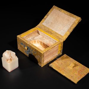 A Chinese shoushan stone 'Changchun Jushi 長春居士' seal with its original case, 18th C. — 照片 1