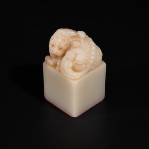 A Chinese shoushan stone 'Changchun Jushi 長春居士' seal with its original case, 18th C. — 照片 2