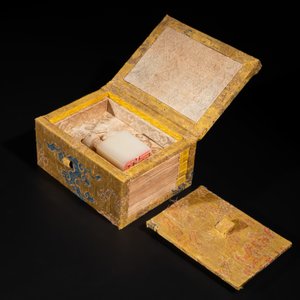 A Chinese shoushan stone 'Changchun Jushi 長春居士' seal with its original case, 18th C. — 照片 10