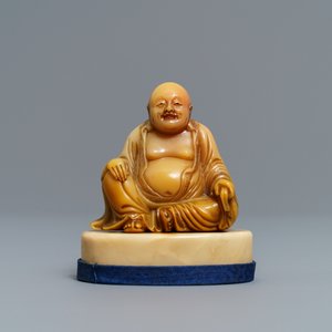 A Chinese signed and inscribed Shoushan soapstone figure of Buddha, 19th C. — 照片 2