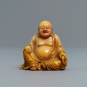 A Chinese signed and inscribed Shoushan soapstone figure of Buddha, 19th C. — 照片 3