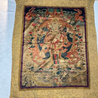 A Chinese silk and gold-thread embroidered 'White Tara' thangka — 照片 1