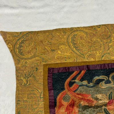 A Chinese silk and gold-thread embroidered 'White Tara' thangka — 照片 11
