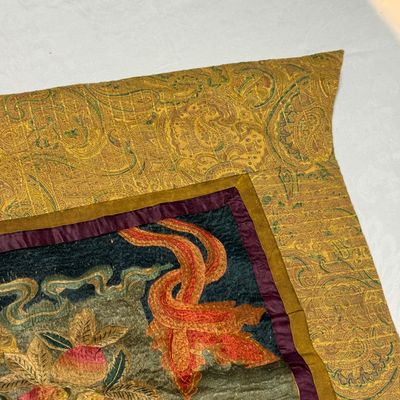 A Chinese silk and gold-thread embroidered 'White Tara' thangka — 照片 14