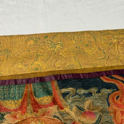 A Chinese silk and gold-thread embroidered 'White Tara' thangka — 照片 15