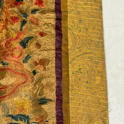 A Chinese silk and gold-thread embroidered 'White Tara' thangka — 照片 17