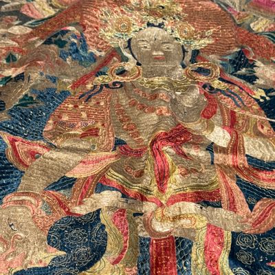 A Chinese silk and gold-thread embroidered 'White Tara' thangka — 照片 19
