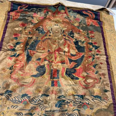 A Chinese silk and gold-thread embroidered 'White Tara' thangka — 照片 20