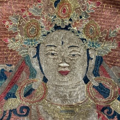 A Chinese silk and gold-thread embroidered 'White Tara' thangka — 照片 22