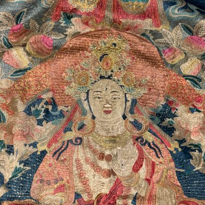 A Chinese silk and gold-thread embroidered 'White Tara' thangka — 照片 23