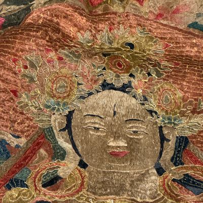 A Chinese silk and gold-thread embroidered 'White Tara' thangka — 照片 24