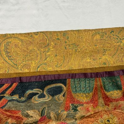 A Chinese silk and gold-thread embroidered 'White Tara' thangka — 照片 10