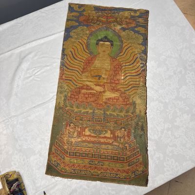 A Chinese silk brocade 'Shakyamuni Buddha' thangka — 照片 1