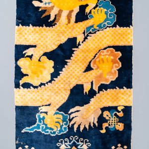 A Chinese silk 'dragons' carpet, 19th C. — 照片 4