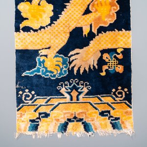 A Chinese silk 'dragons' carpet, 19th C. — 照片 5