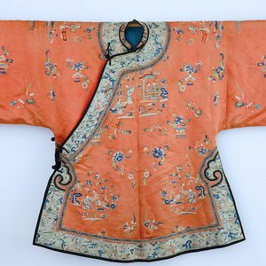 A Chinese silk embroidered child's robe, 19th C. — foto 1